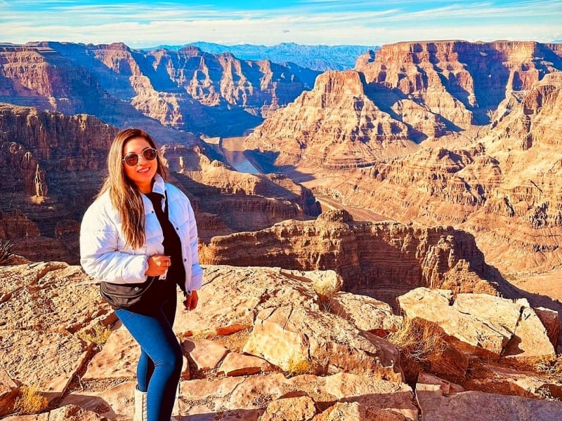 Lady posing in front of the Grand Canyon