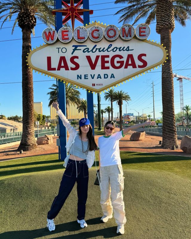 【🇺🇸Southwest trip 1🏜️】
ラスベガスから1泊2日のバスツアーに参加して、グランドキャニオンやアンテロープキャニオンに行ってきました

アメリカの雄大な自然に圧倒された2日間でした！

📷
1 Welcome sign at Las Vegas 
深夜ベガス着→早朝に出発
睡眠不足の中ハードな１日がスタート🚌

2-4 Route 66 and small towns 
古き良きアメリカ
MAD MAXに出てきそうな車を発見

5 Taco lunch 
本格的でとにかくおいしい！

6-9 Hoover Dam
実はダム好きなので密かに楽しみにしていたポイント
かっこいいぃぃ‼︎

#アメリカ🇺🇸 #アメリカ旅行 #バスツアー #夏旅 
#ラスベガス #ルート66 #フーバーダム #旅スタグラム 
#ニューヨーク生活 #ニューヨーク駐在 #アメリカ生活 
#summertrip #southwesttrip #maxtourvegas 
#lasvegassign #route66 #hooverdam